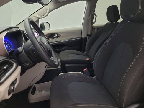 Used 2023 Chrysler Voyager LX FWD image 17