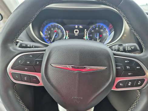 Used 2023 Chrysler Pacifica Touring-L FWD image 24