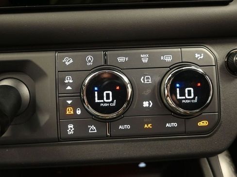 Used 2025 Land Rover Defender 110 AWD/4WD image 21