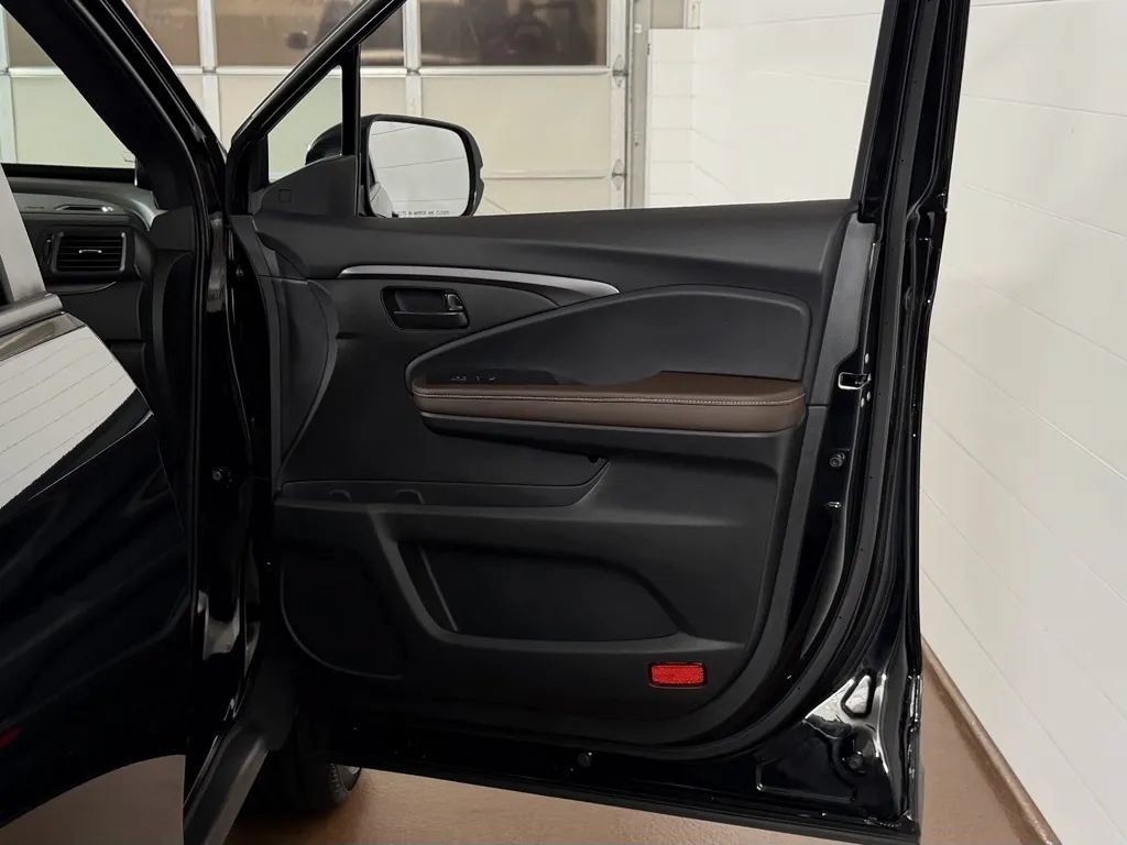 Used 2025 Honda Passport EX-L image 42