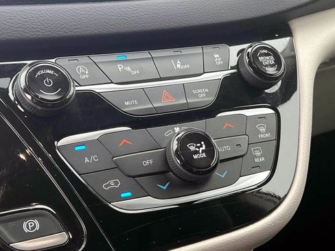 Certified 2023 Chrysler Pacifica Touring-L FWD image 27