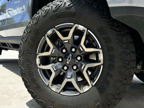 Used 2024 Chevrolet Colorado ZR2 w/ Technology Package AWD/4WD image 11