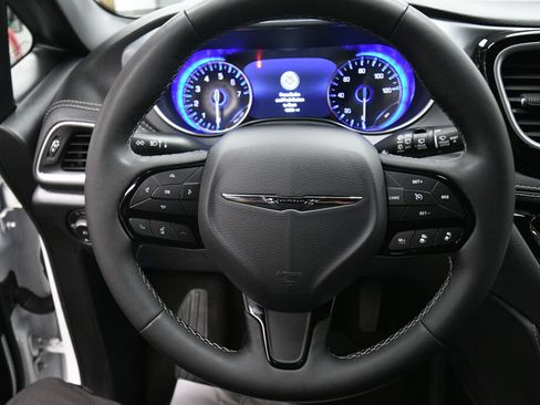 Used 2025 Chrysler Pacifica Limited FWD image 12