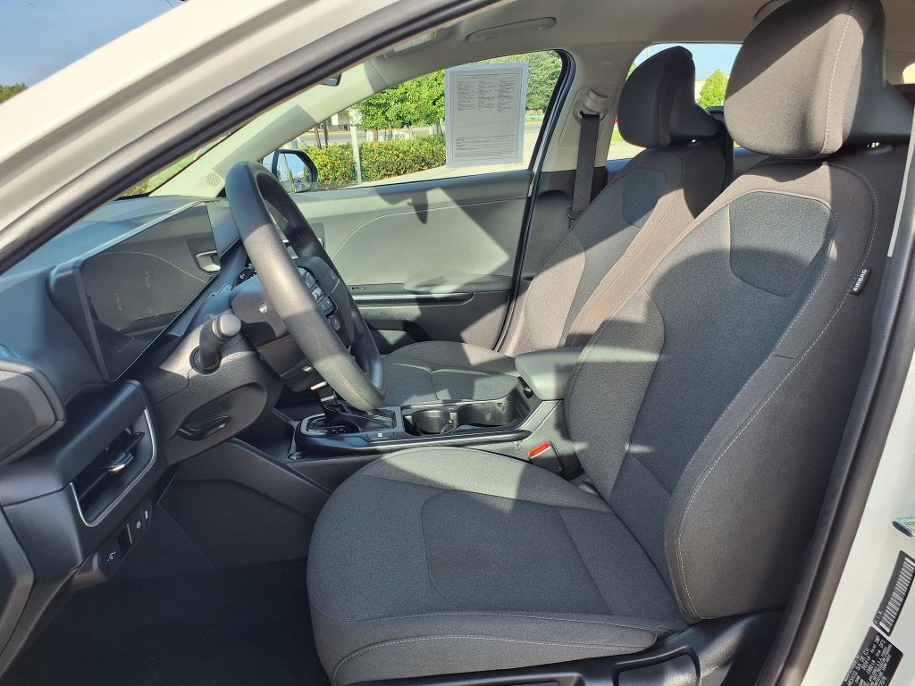Used 2025 Kia K4 FWD image 11