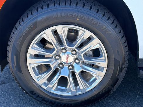 Used 2024 GMC Yukon Denali w/ Advanced Technology Package AWD/4WD image 9