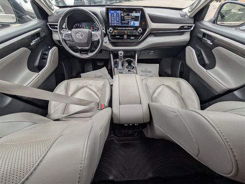 Used 2021 Toyota Highlander Limited image 25