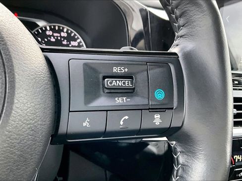 Used 2025 Nissan Pathfinder SL image 17