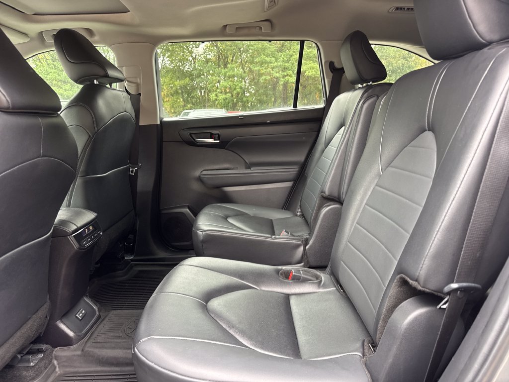 Used 2025 Toyota Highlander XLE FWD image 11