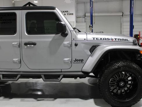 Used 2021 Jeep Gladiator Sport image 7