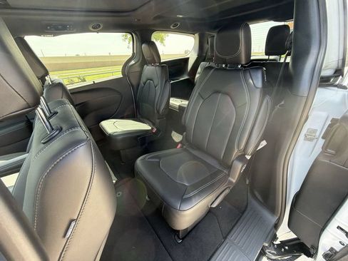 New 2026 Chrysler Pacifica Select FWD image 26