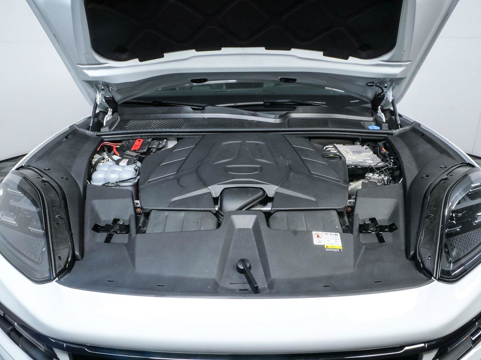 Certified 2024 Porsche Cayenne AWD/4WD image 35