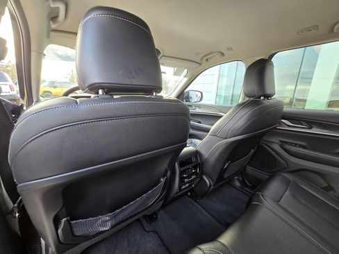 Used 2024 Jeep Grand Cherokee Limited w/ Black Appearance Package image 16