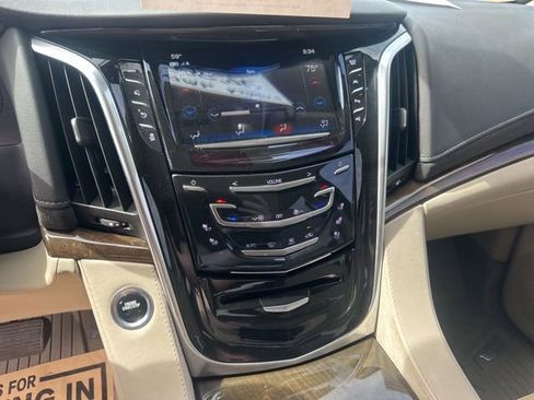 Used 2020 Cadillac Escalade Luxury AWD/4WD image 19