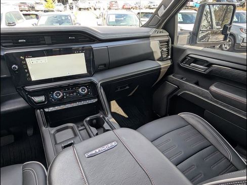 Used 2024 GMC Sierra 2500 AT4X image 9
