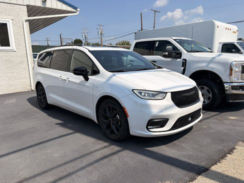 Used 2025 Chrysler Pacifica Limited FWD image 9