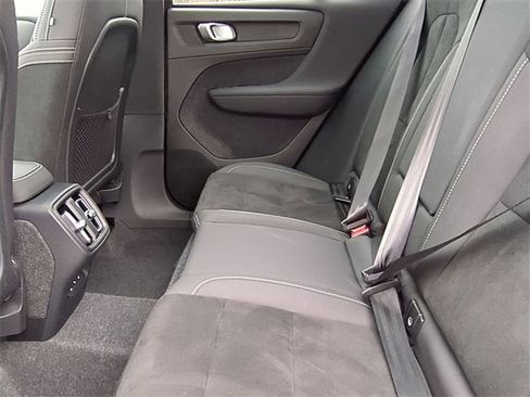 Used 2025 Volvo XC40 B5 Plus image 17