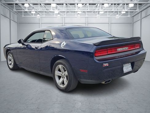 Used 2014 Dodge Challenger SXT RWD image 3