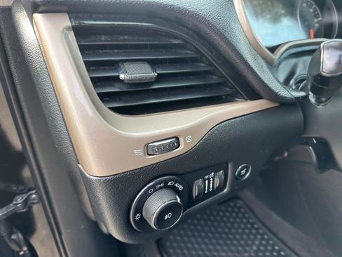 Used 2017 Jeep Cherokee Latitude w/ Comfort/Convenience Group image 22