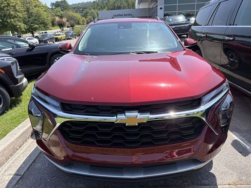 Used 2024 Chevrolet Trax LT w/ Driver Confidence Package FWD image 4