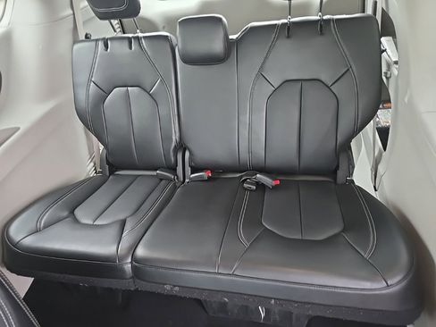 Used 2024 Chrysler Pacifica Touring-L image 26