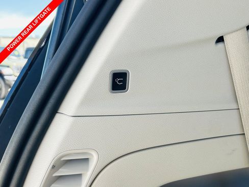 Used 2024 Chrysler Pacifica Touring-L FWD image 11