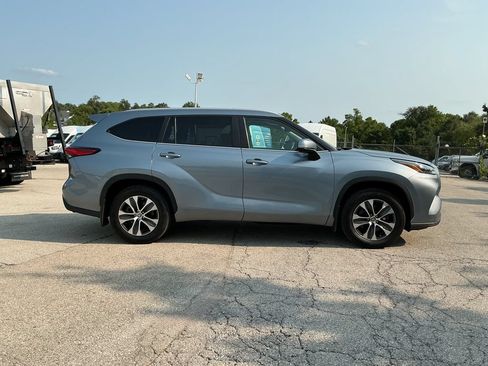 Used 2023 Toyota Highlander XLE FWD image 6