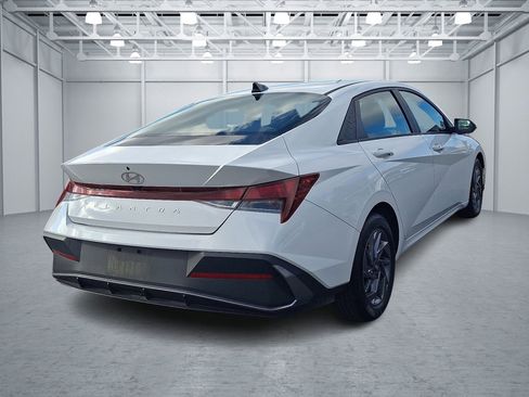 Used 2024 Hyundai Elantra SEL image 5