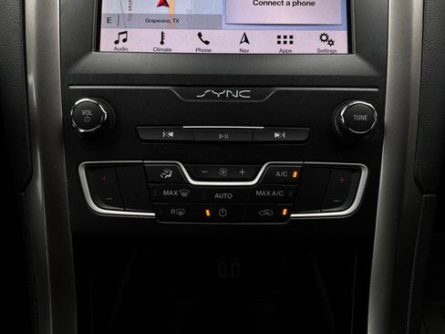 Used 2019 Ford Fusion SE FWD image 27