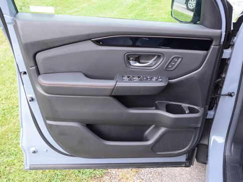 Used 2025 Honda Pilot TrailSport image 23