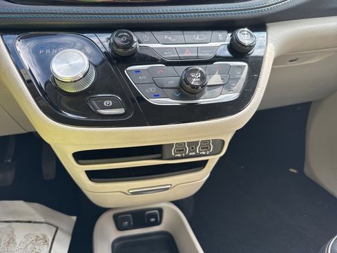 Used 2021 Chrysler Pacifica Touring-L image 26