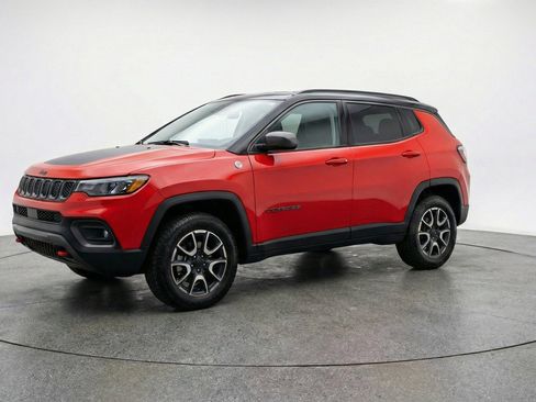 Used 2025 Jeep Compass Trailhawk AWD/4WD image 3