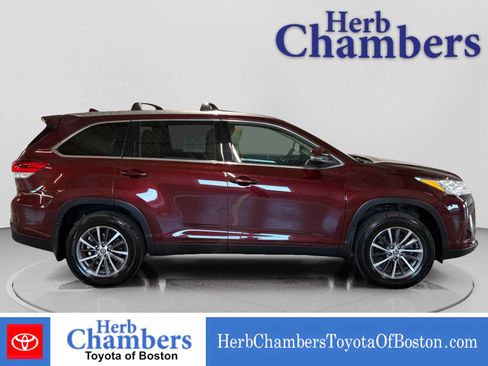 Used 2019 Toyota Highlander XLE AWD/4WD image 11
