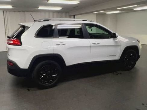 Used 2018 Jeep Cherokee Latitude w/ Safety Group AWD/4WD image 9