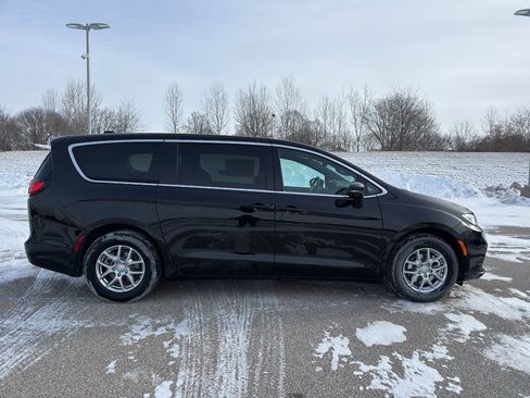 New 2026 Chrysler Pacifica Select image 4