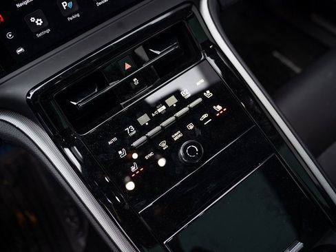 Certified 2025 Porsche Panamera 4 image 25