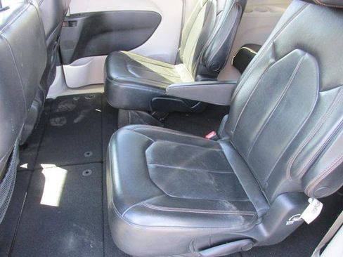 Used 2017 Chrysler Pacifica Touring-L FWD image 10