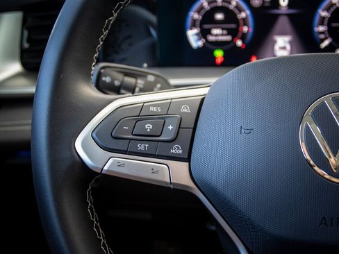 Certified 2025 Volkswagen Tiguan SE image 33