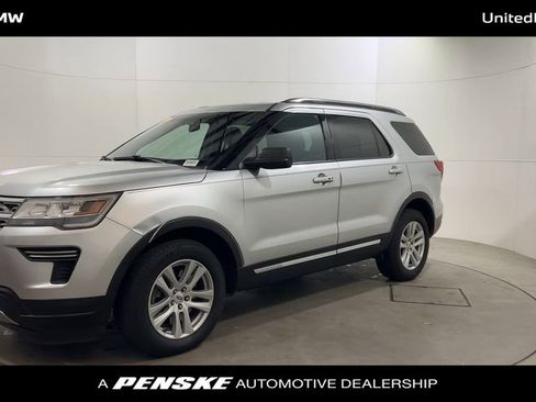 Used 2018 Ford Explorer XLT image 4