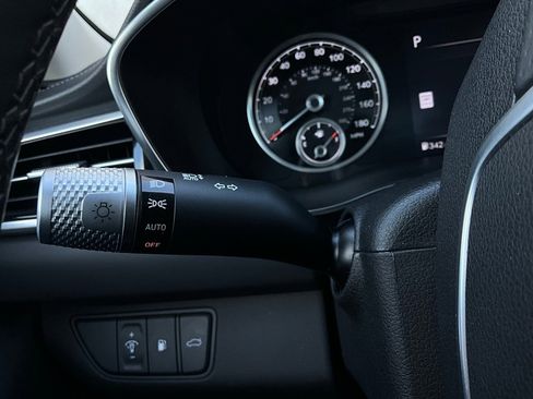 Used 2025 Genesis G70 2.5T image 38