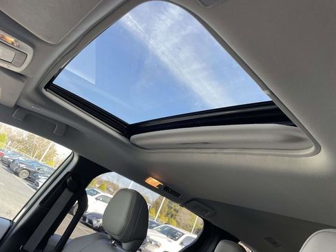 Used 2025 Toyota Sienna XLE image 31