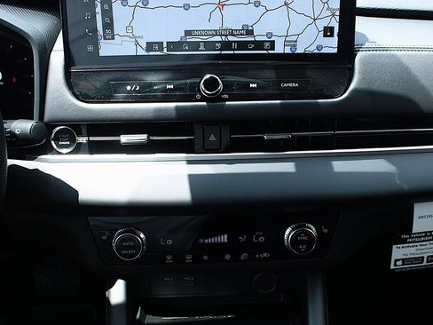 New 2025 Mitsubishi Outlander SE image 18