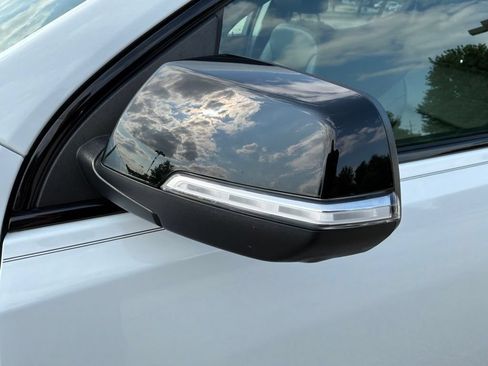 Used 2023 GMC Acadia SLT w/ Elevation Edition FWD image 17