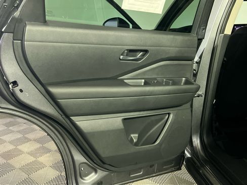 Used 2023 Nissan Pathfinder S image 17