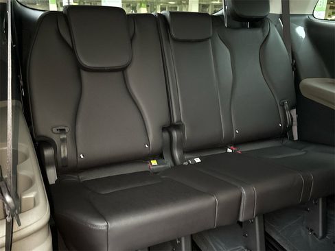 New 2026 Kia Carnival EX image 16