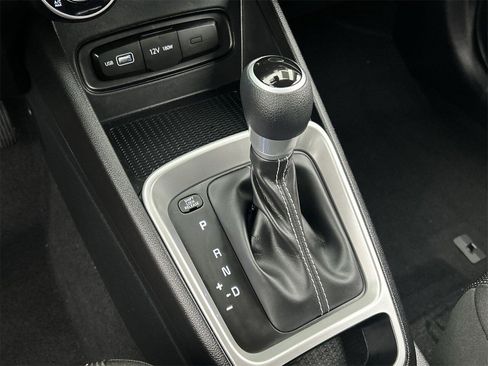 Used 2022 Hyundai Venue SE image 26