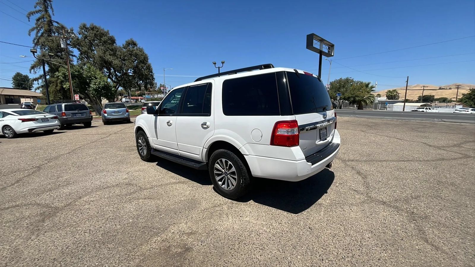 Used 2016 Ford Expedition XLT w/ Equipment Group 201A RWD image 4