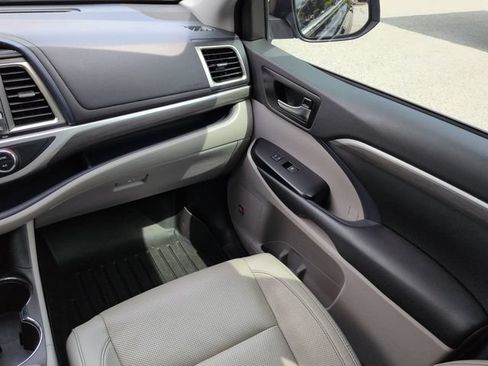 Used 2019 Toyota Highlander Limited Platinum FWD image 16