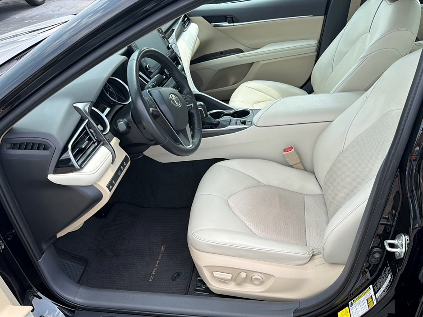 Used 2022 Toyota Camry XLE w/ Navigation Upgrade Package FWD image 11