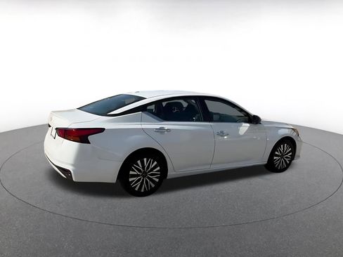 Used 2025 Nissan Altima 2.5 SV FWD image 14