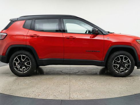 Used 2025 Jeep Compass Trailhawk AWD/4WD image 11